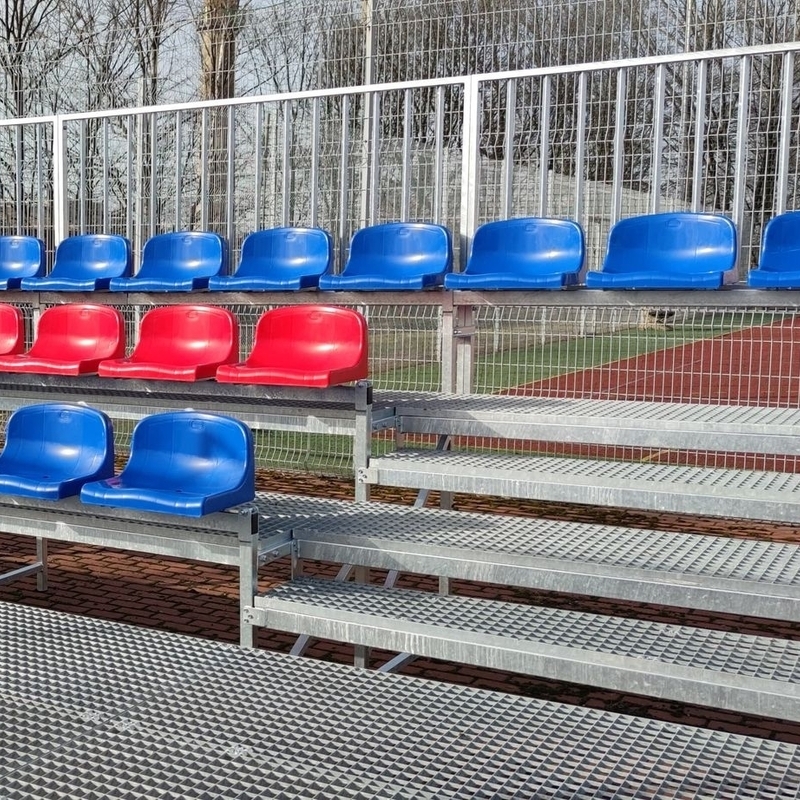 Stojaca trojradová tribúna s plastovými sedadlami
