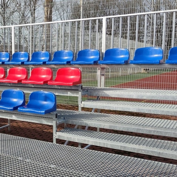 Stojaca trojradová tribúna s plastovými sedadlami