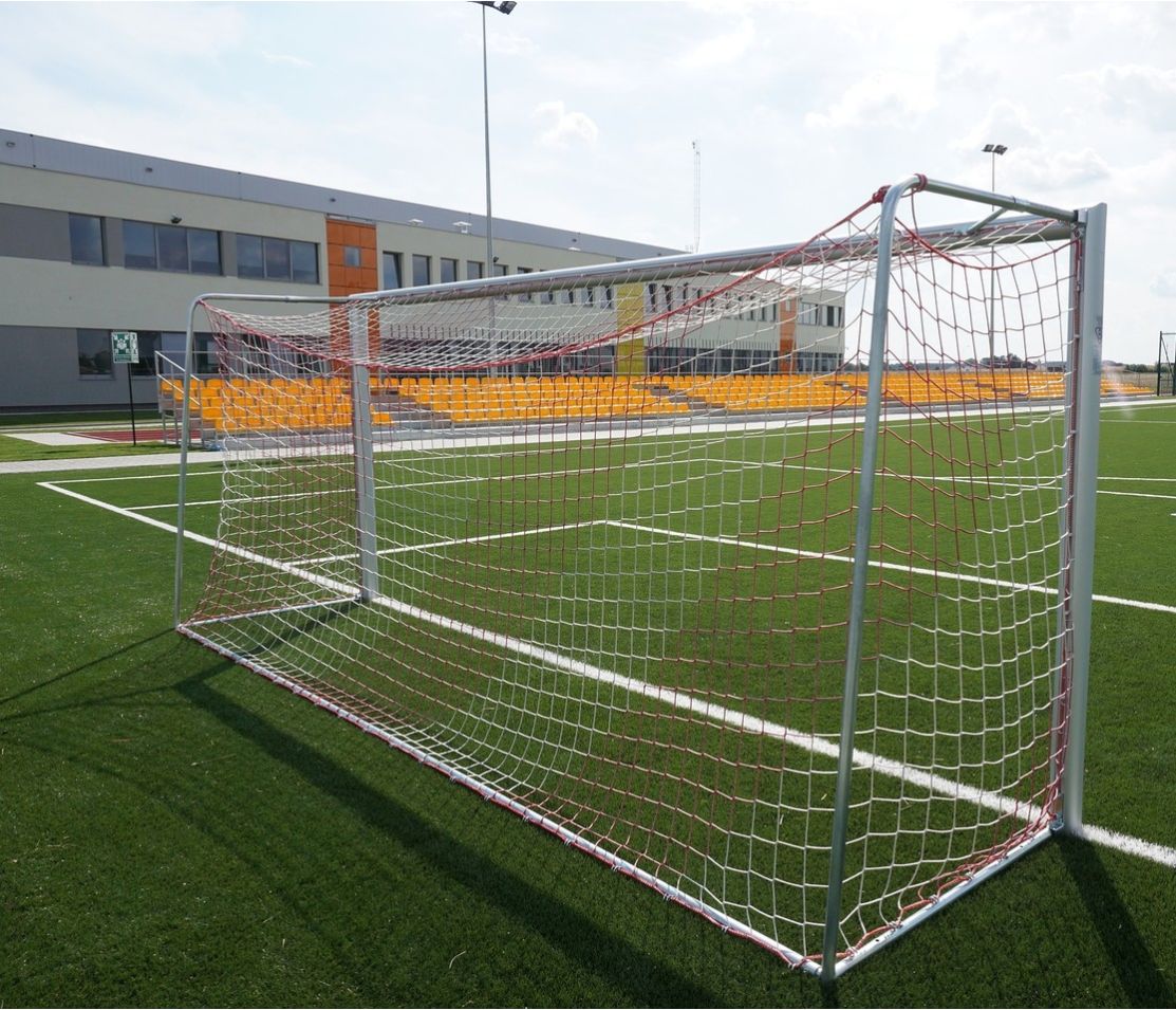 Aké parametre by mali mať školské futbalové ciele?